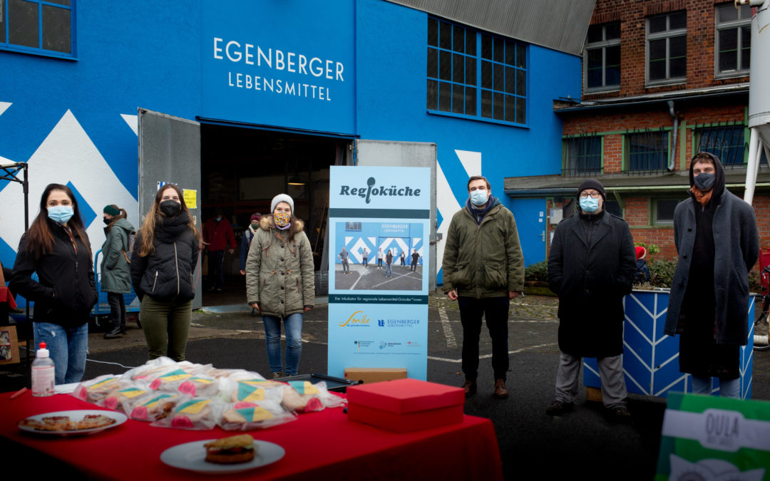 Viele Kunden testen die neuen Lebensmittelprodukte der Gründerküche-Teams